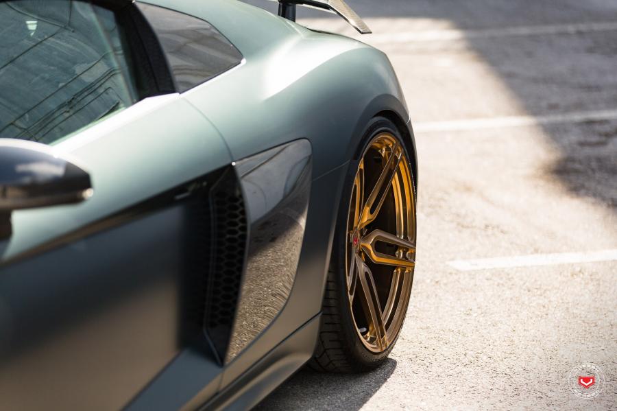 Детали экстерьера Audi R8 V10 on Vossen Wheels (HC-1) 2016 года  (фото 25 из 47)